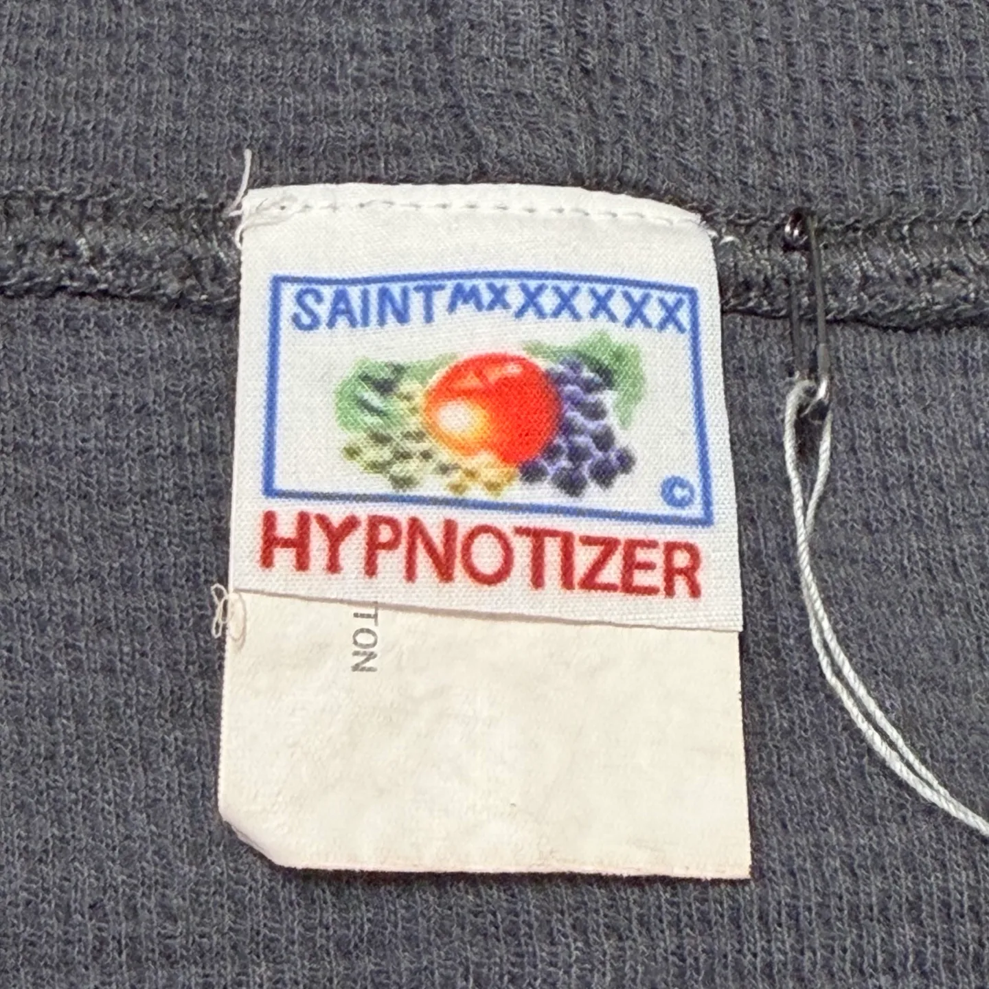 More details SAINT Mxxxxxx DBL FACE ZIP UP HOODIE/CHARCOAL Double-layer destroyed waffle zipper jacket, washed black S-XL, a style that has been used in the summer. After continuous fine polishing, it is finally shipped. The finished product is simply a work of art. Super heavy washing and distressing, multiple horse water fading, many hand-made wormhole destruction processing, deconstruction and reorganization embroidery technology, custom-made zipper with LOGO, and the color details of the zipper webbing are also correct. Original grade fruit main label and wash water label. Top purchasing grade. A layer of waffle fabric is added to the inner lining to make the overall texture stronger and increase the comfort and warmth of the wearer.